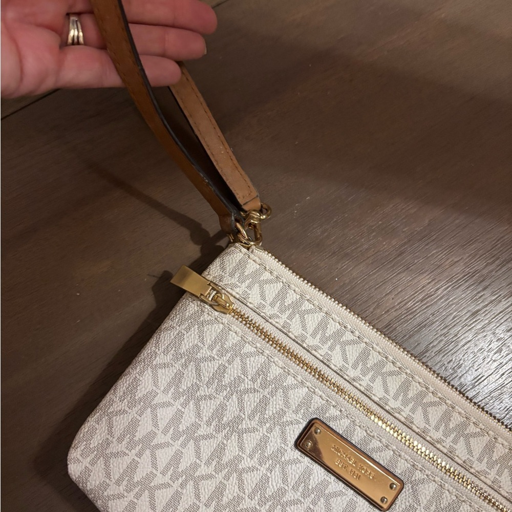 Michael Kors Beige Signature Logo Wristlet/Purse New - Picture 2 of 8